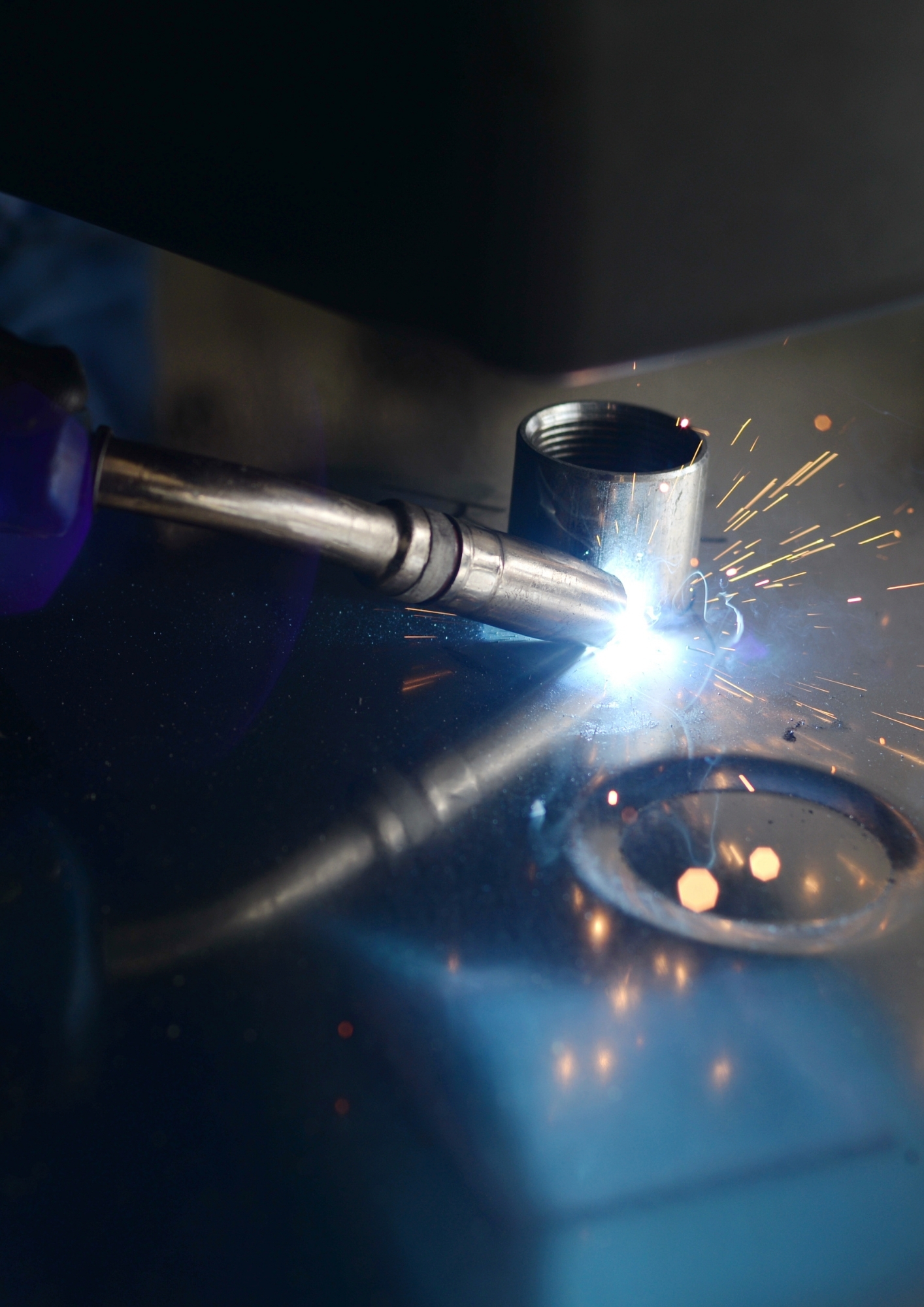 Técnico RADKE com EPI inspecionando equipamento industrial em inox